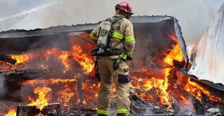 Tres bomberos resultan heridos durante incendio en casa móvil en Holley