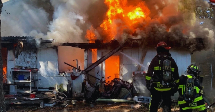 Una persona fue llevada al hospital tras incendio en vivienda en Bellview