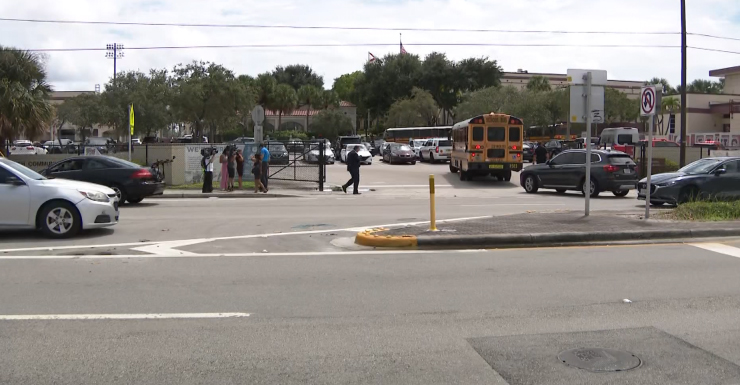 Uso de gas pimienta durante pelea en escuela de Florida envía a más de 30 personas al hospital