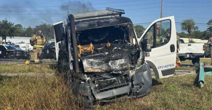 Accidente de 5 autos con fuego causa grandes retrasos en una transitada vía en Brooksville.