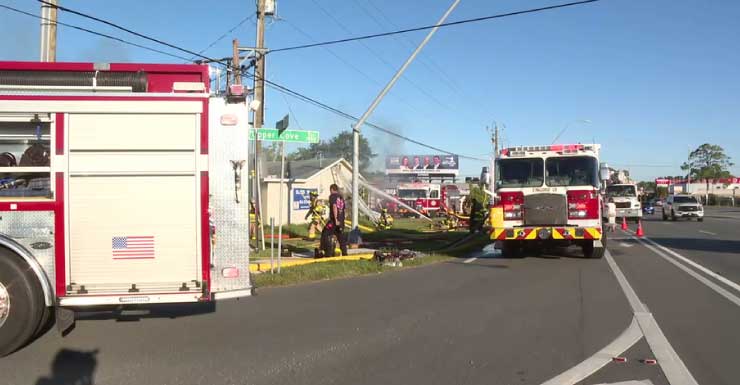 Bombeiros combatem incêndio de dois alarmes em centro comercial na Tamiami Trail, Sarasota