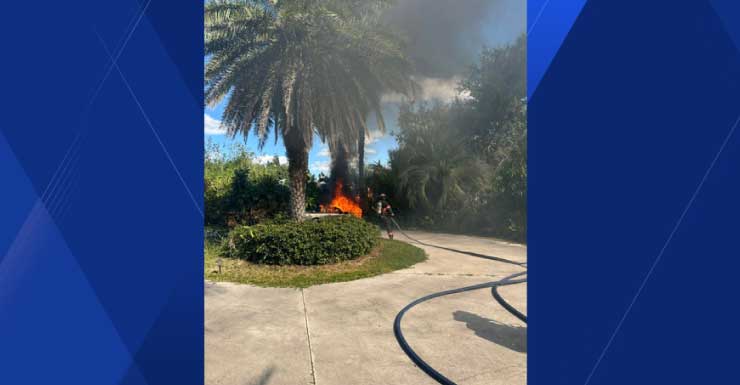 Bomberos apagan incendio de vehículo en Pine Island el viernes