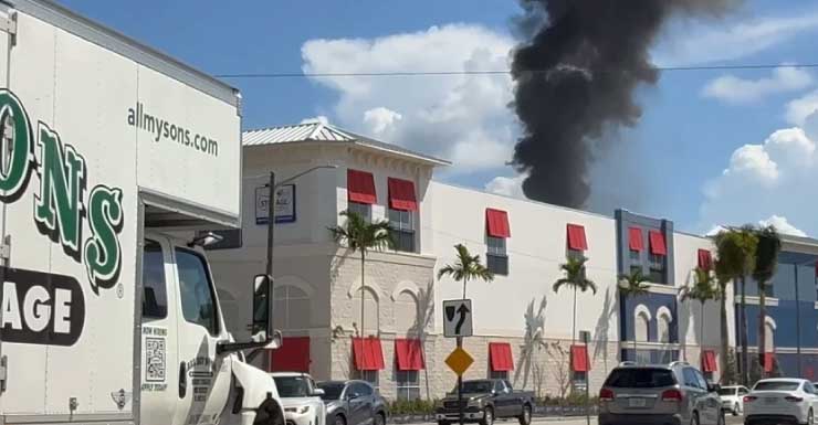 Bomberos combaten incendio en el techo de una bodega en construcción en Mangonia Park
