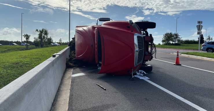 Camión con remolque se vuelca en Polk tras perder el control Patrulla de Carreteras de Florida