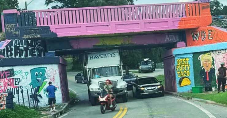 Camión de ‘Havertys’ queda atrapado bajo el puente Graffiti en Pensacola