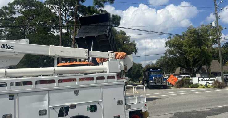 Camión volquete golpea cables eléctricos en Longwood, tráfico desviado