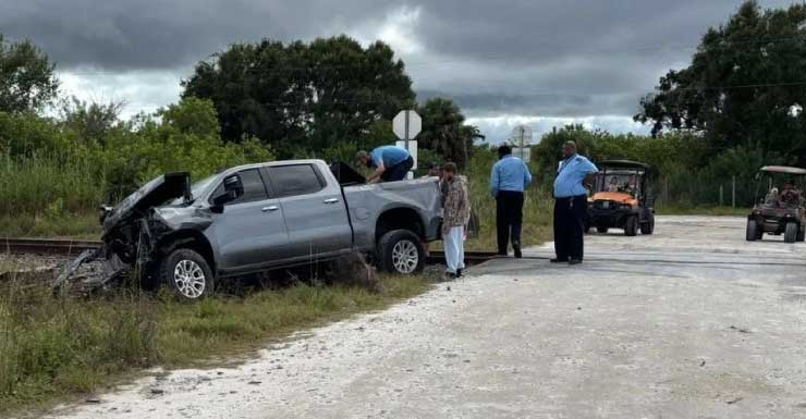 Camioneta es impactada por tren Amtrak en cruce sin barreras en Indiantown; no se reportan heridos