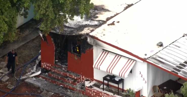Casa móvil estalla en llamas en Lauderdale Lakes