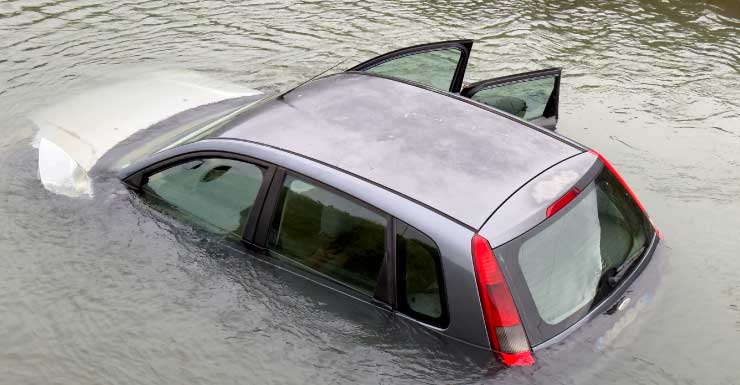 Cierran carreteras tras choque de vehículo contra canal en Clewiston