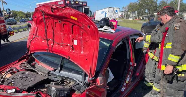 Conductor atrapado en su automóvil tras una colisión en la I-75 en Ocala