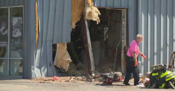 Conductor distraído choca contra el edificio de Blossman Gas en Pensacola, causando lesiones.