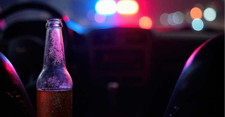 Conductor ebrio acusado choca contra muro frente a bar en Fort Myers Beach y casi atropella a un hombre