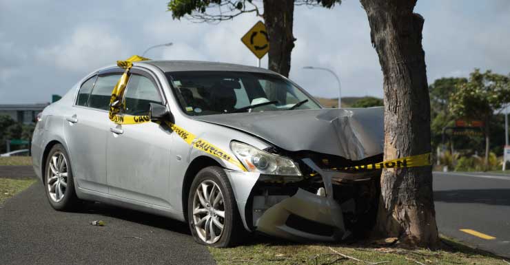 Conductor encontrado muerto tras accidente en el que su camioneta salió volando y chocó contra un árbol