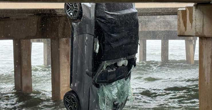 Conductor nada hasta ponerse a salvo tras caer con su auto desde el puente Bob Sikes