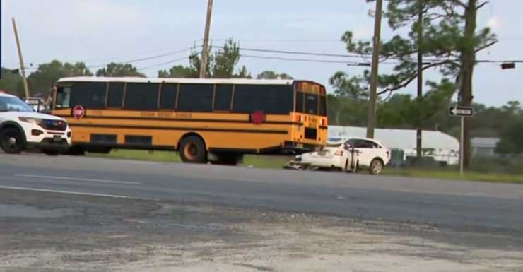 Conductor trasladado en helicóptero tras quedar atrapado debajo de autobús escolar en SR-44 en Volusia