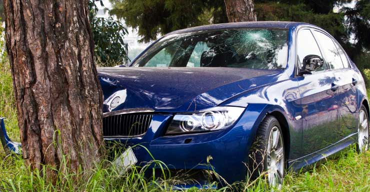 Conductora fallece y pasajero en estado crítico tras choque contra árbol en el condado de Volusia