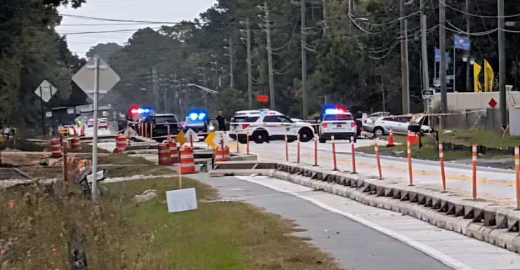 Dos conductores resultan gravemente heridos cuando un SUV vuelca sobre un automóvil en el carril contrario tras chocar con una barrera en Normandy Boulevard, según la Patrulla de Carreteras de Florida.