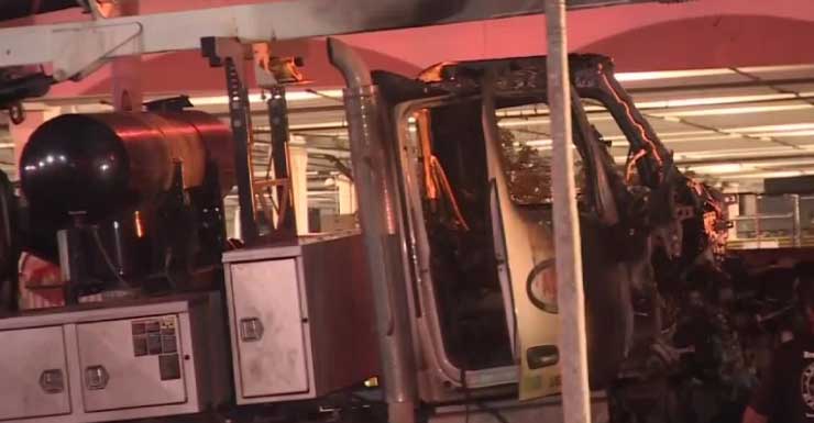 Equipos limpian derrame de aceite tras incendio de camión que cerró carriles en dirección este de Sunrise Blvd. en Fort Lauderdale
