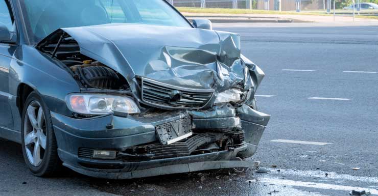 Familia exige cambios de seguridad tras choque de auto contra casa en Orange County que dejó herido a hombre de 77 años