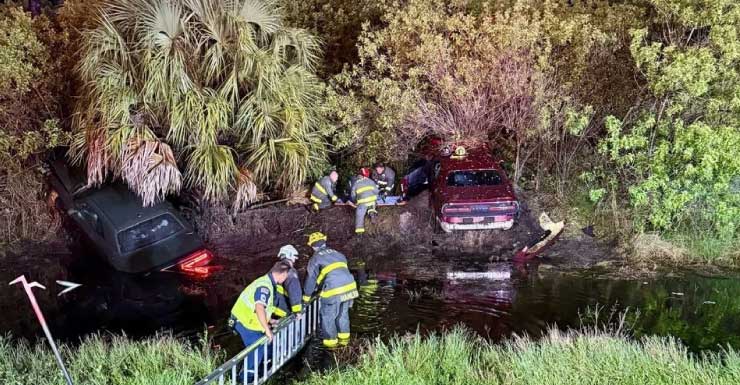 GALERÍA Autos caen en canal tras accidente en Port St. Lucie, 2 heridos
