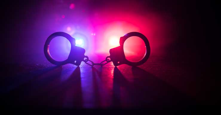 Hombre arrestado tras atacar a dos personas con una sierra plegable de campamento, según la policía