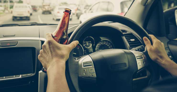 Hombre enfrenta cargos por DUI tras chocar contra una zanja dentro de C.B. Smith Park