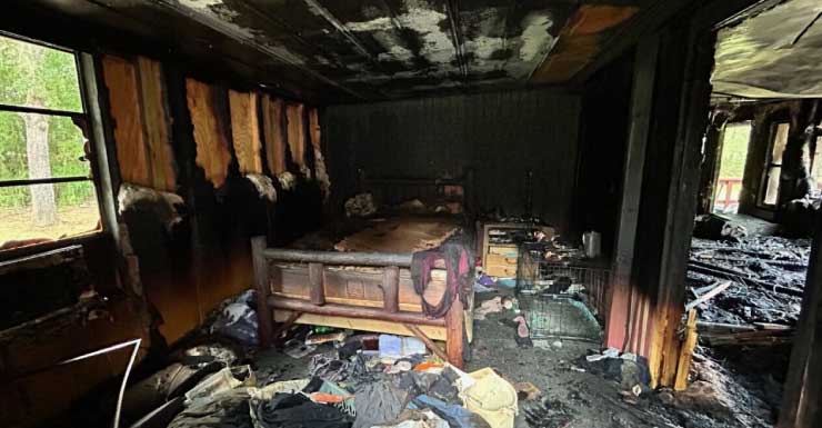 Incendio eléctrico en toma de corriente destruye casa móvil en Floral City