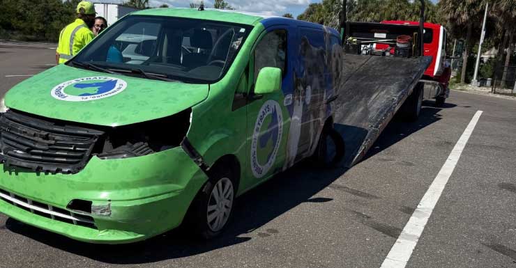 La Patrulla de Carreteras de Florida ayuda a rescatar 17 gatos y perros tras choque en el Puente Skyway en el condado de Manatee