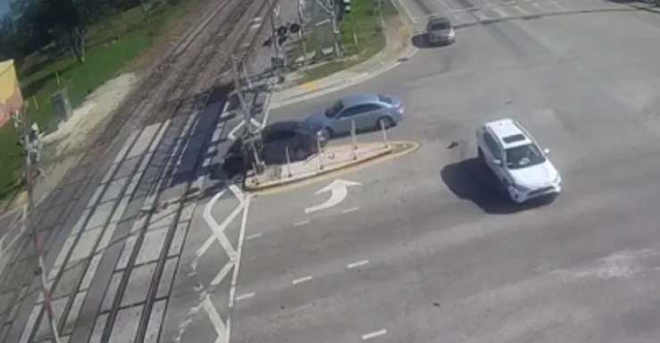 MIRA Choque entre tres vehículos ocurre segundos después del paso de un tren Brightline cerca del cruce de Blue Heron Blvd.