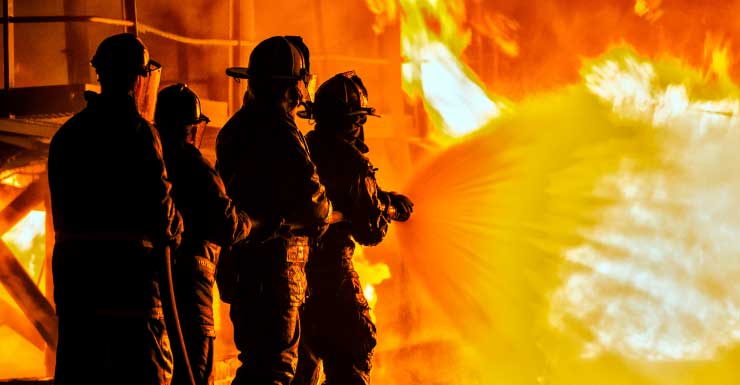 Montaña rusa cerrada en Universal Studios se incendia