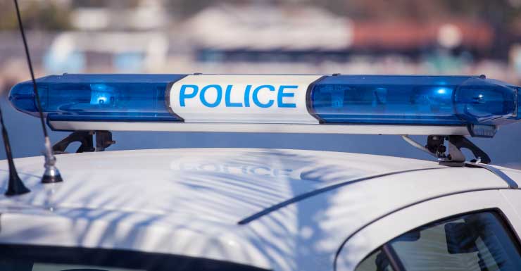 Mujer armada con una barra de metal y una cuchilla ataca a hombre en parque de Wildwood