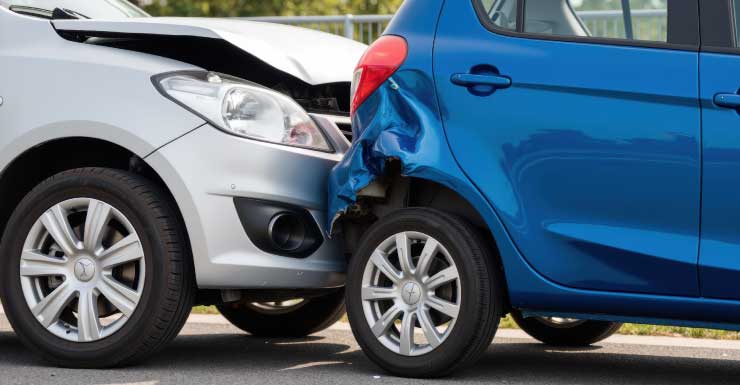 Mujer de 54 años muere tras volcar su automóvil y chocar contra un poste de luz en accidente en el condado de Santa Rosa