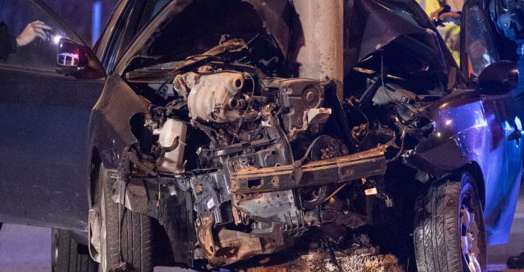 Mujer de Palm Beach Gardens muere tras chocar contra poste de tráfico; se sospecha intoxicación