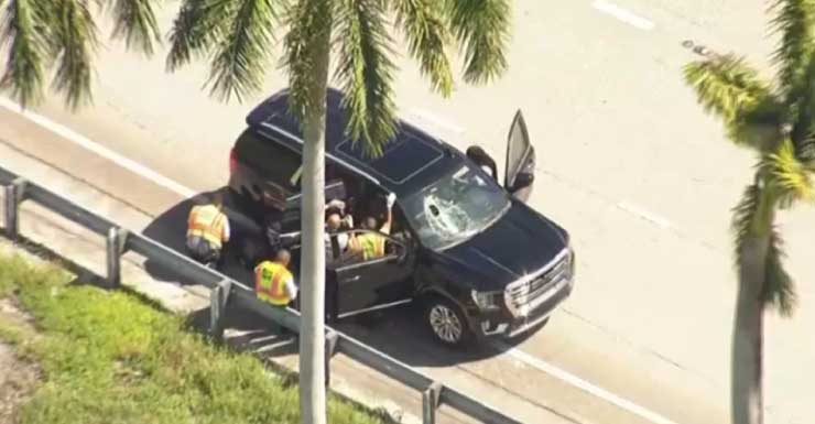 Mujer herida tras caer metal de un camión y atravesar el parabrisas en la Turnpike