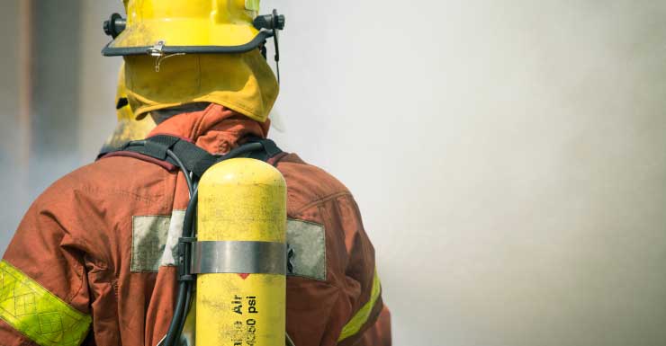 Rescatan a perro en jaula durante incendio en edificio de apartamentos en Fort Lauderdale