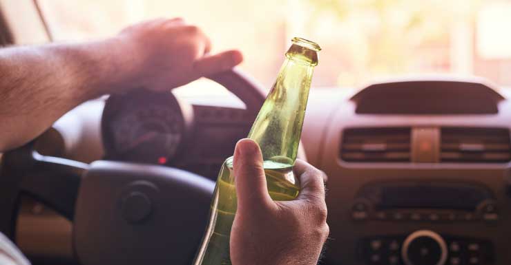 Sospechoso conductor ebrio con cerveza abierta choca contra poste de luz