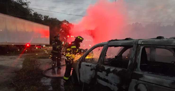 Varios vehículos envueltos en llamas en el condado de Citrus