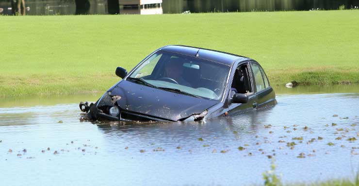 1 muerto tras choque de auto en estanque en LaBelle