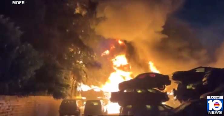 Bomberos combaten incendio en depósito de chatarra en Opa-locka