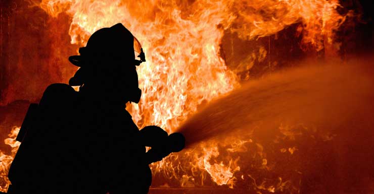 Bomberos combaten incendio en una casa en Pearl Street en Fort Myers Beach