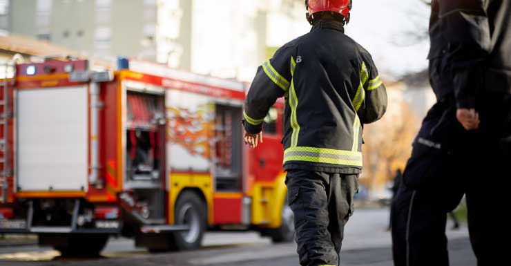 Bomberos combaten incendio totalmente declarado en vivienda del condado de Escambia en Georgia Drive