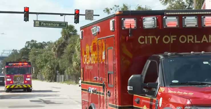 Bomberos de Orlando rescatan a adulto de incendio en vivienda en Parramore