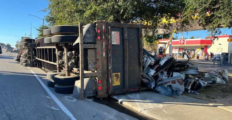 Camión con remolque que transportaba chatarra se vuelca cerca de Circle K en el Condado de Escambia