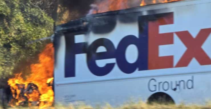 Camión de FedEx se incendia tras salirse de la vía en la autopista Turnpike de Florida, cerca de Winter Garden
