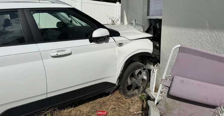 Choque de automóvil contra una casa en Brooksville deja a un ocupante herido HCFR