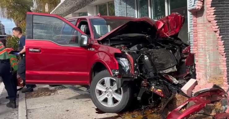 Conductor herido tras chocar camioneta contra tienda de vinos en Fort Lauderdale
