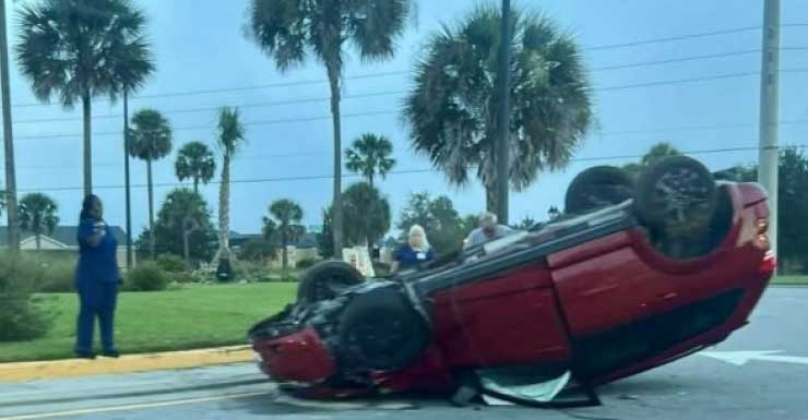 Conductora herida tras volcar su vehículo en una rotonda en The Villages