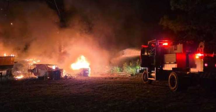 Dos embarcaciones envueltas en llamas en Lehigh Acres