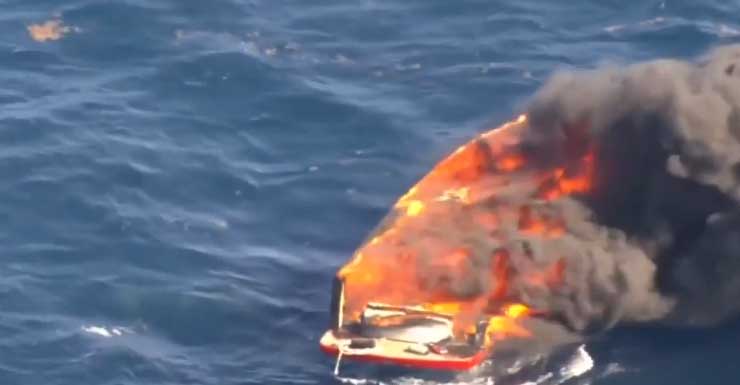 Extinguen incendio de embarcación frente a la costa de Hallandale Beach; buen samaritano relata el rescate de los navegantes