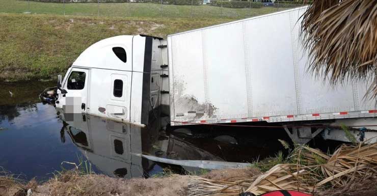 FOTOS Camión semi-remolque se estrella en canal tras salirse de la Florida’s Turnpike